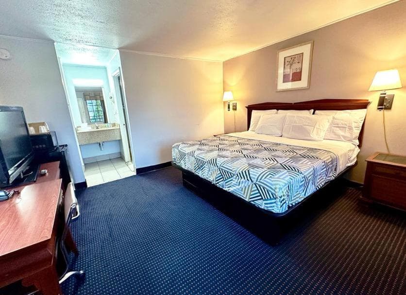 Red Carpet Inn - Stamford