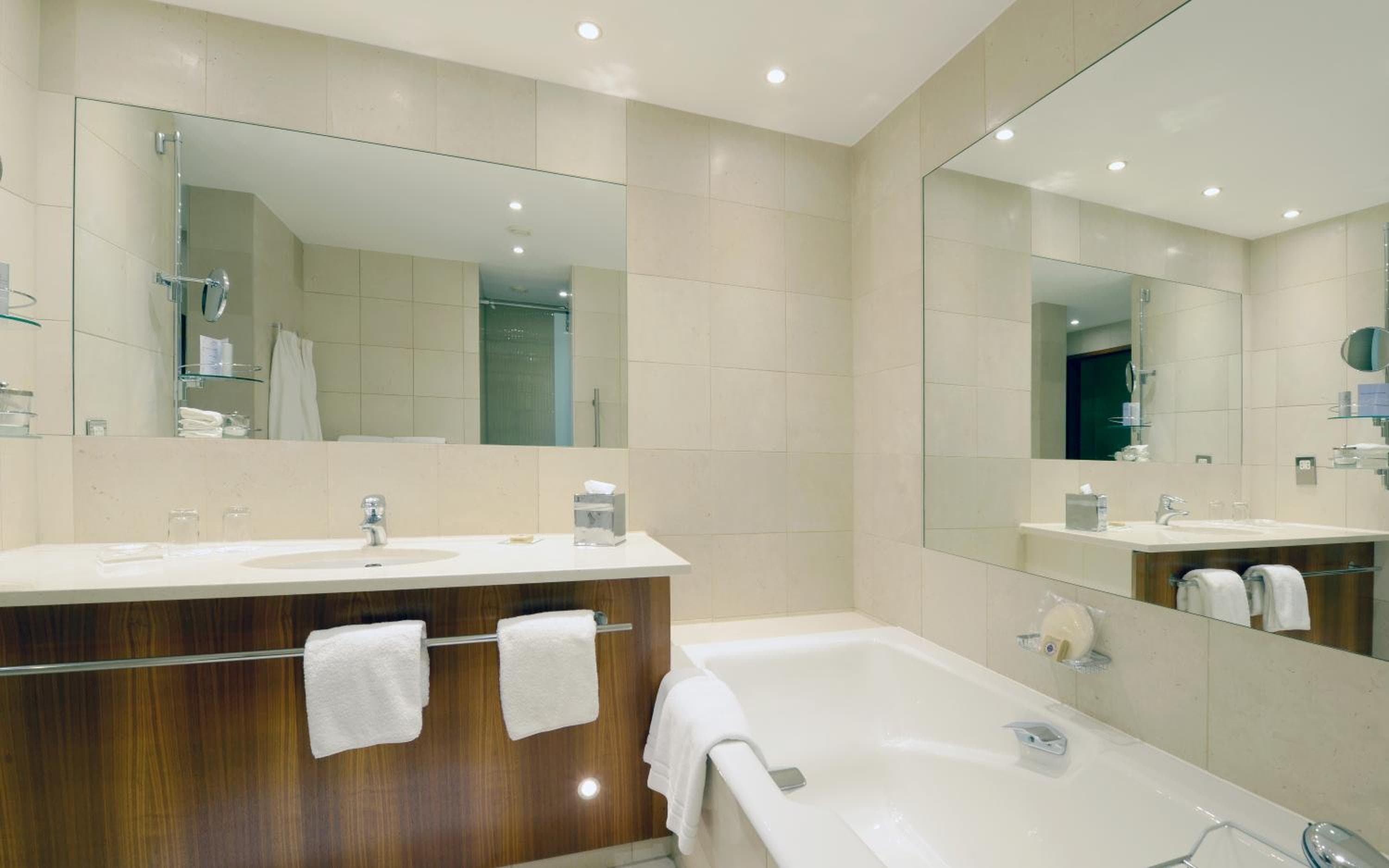 Canary Riverside Plaza Hotel