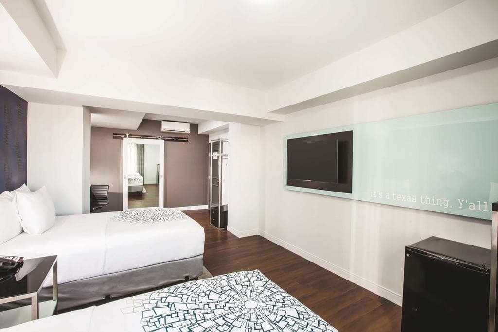 La Quinta Inn & Suites by Wyndham Dallas Downtown