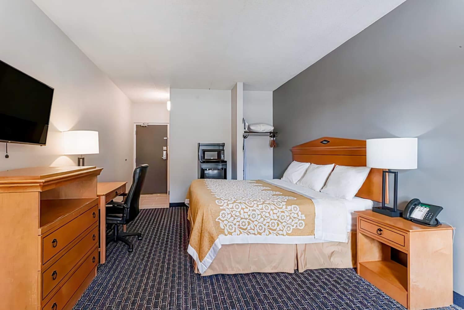 Days Inn & Suites by Wyndham Lancaster Amish Country