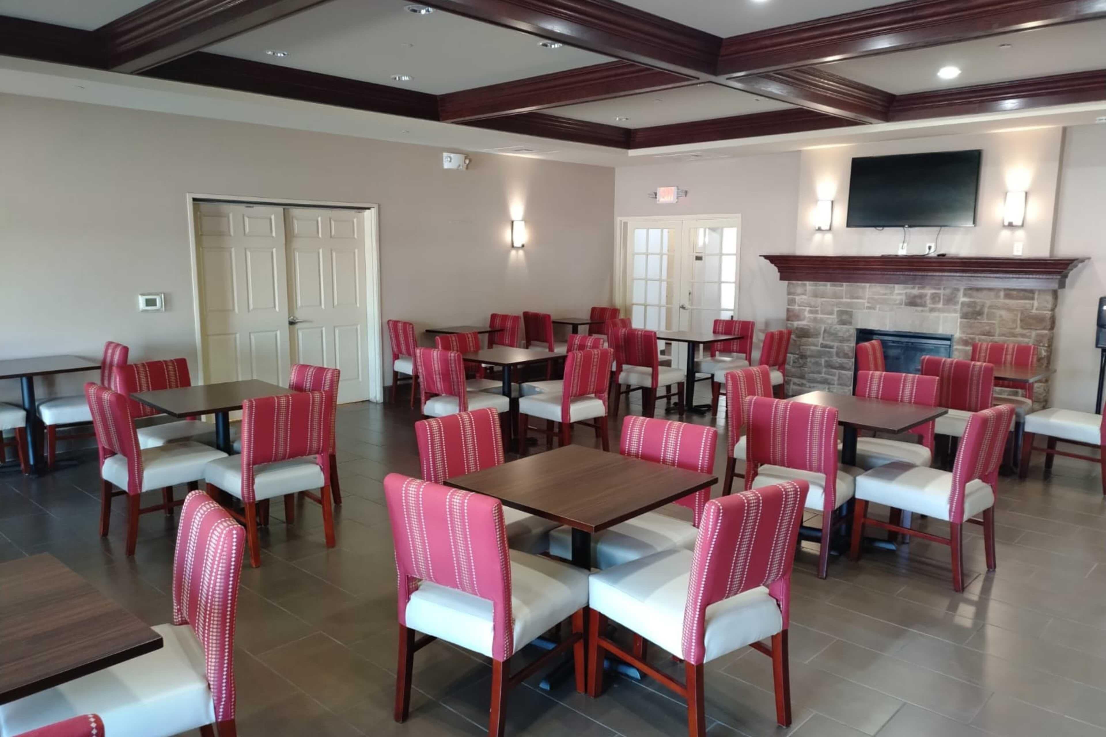 Holiday Inn Express & Suites Milwaukee NW – Park Place, an IHG Hotel