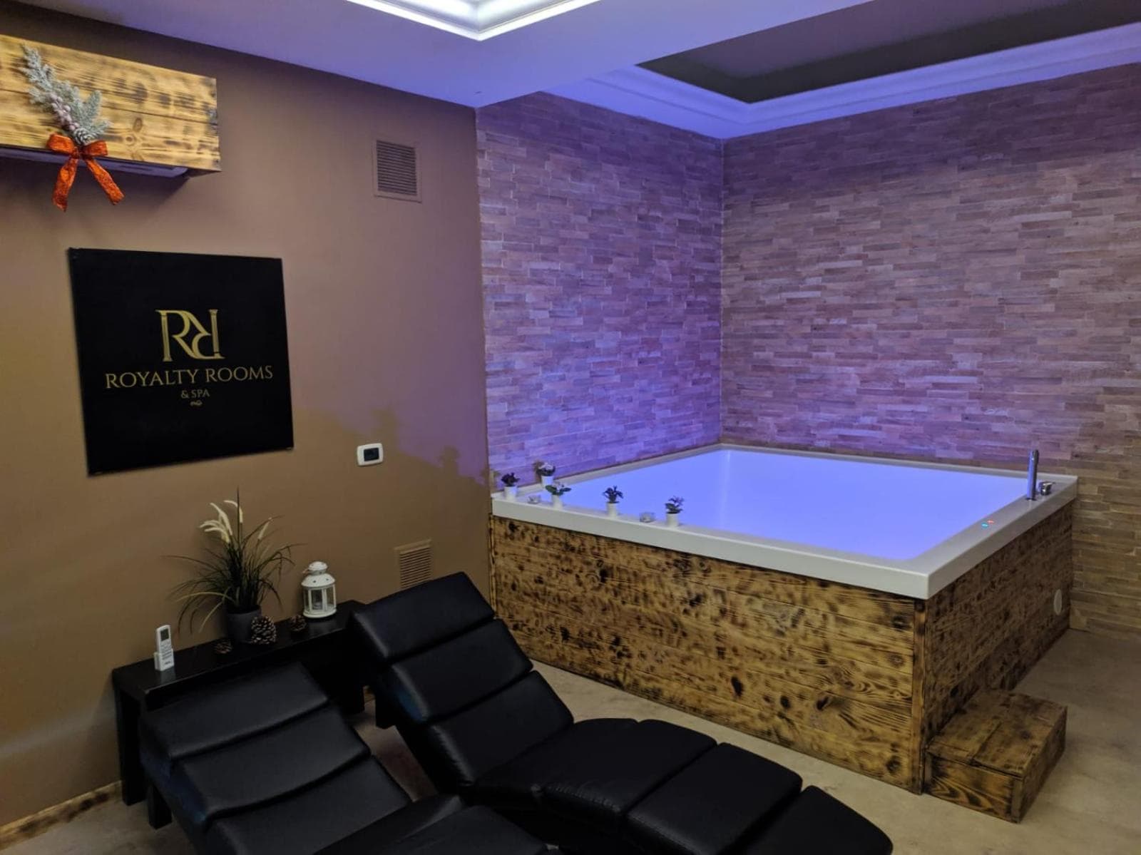 Royalty Rooms & Spa