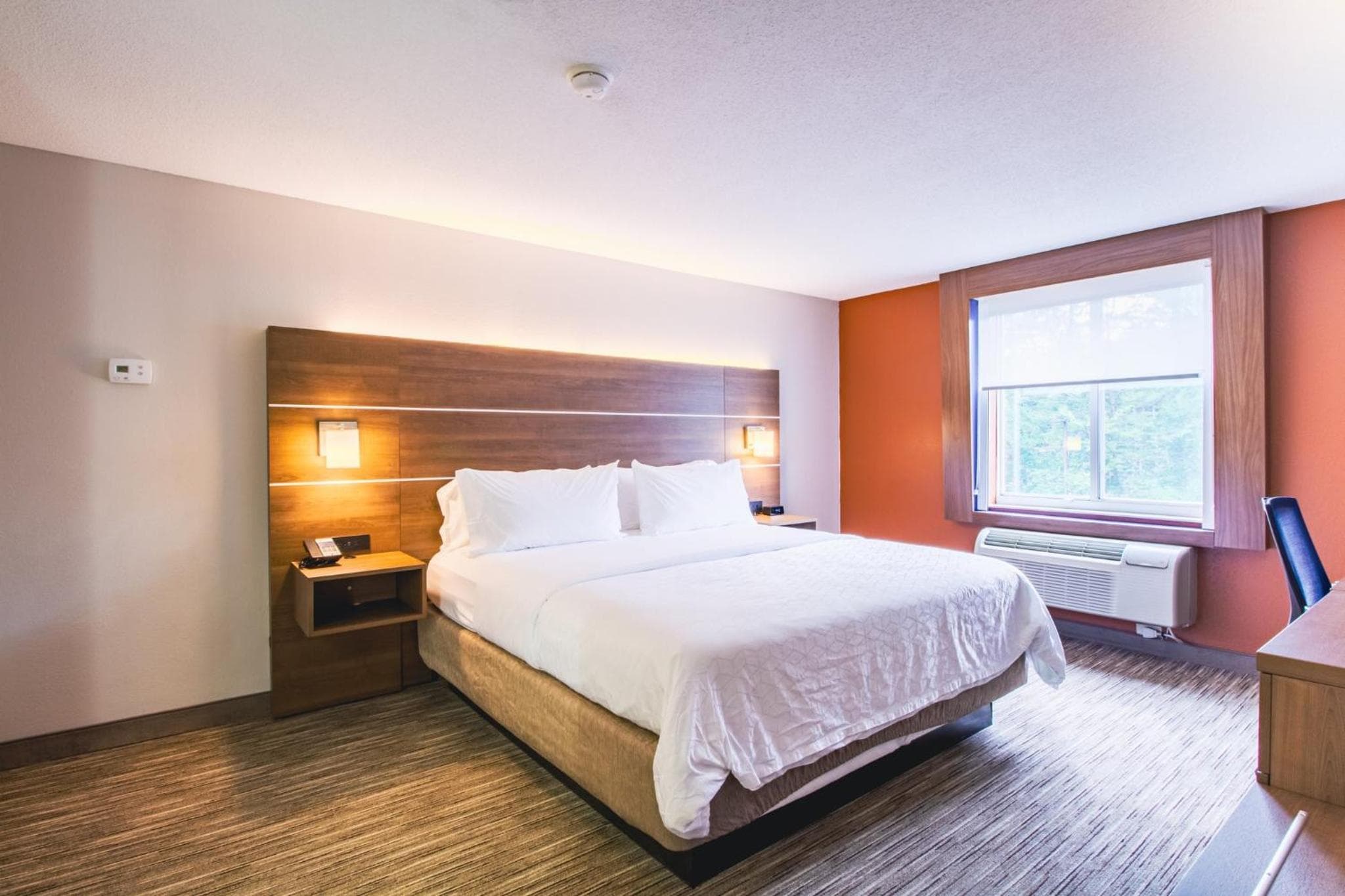 Holiday Inn Express & Suites - Lincoln East - White Mountains, an IHG Hotel