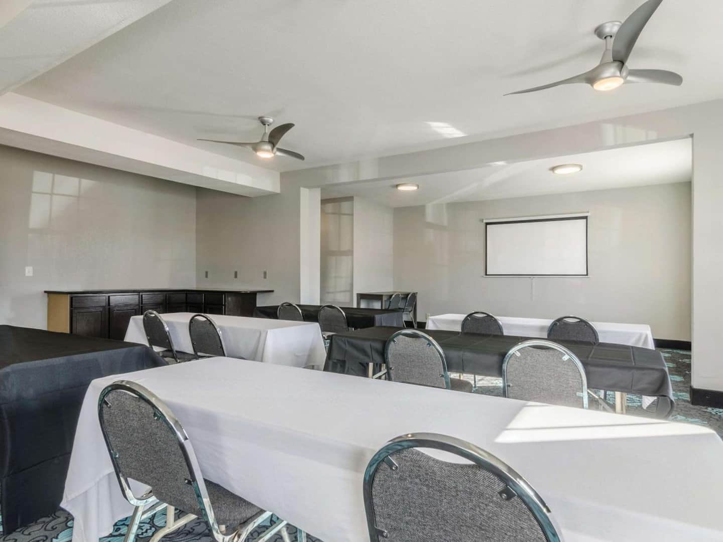 La Quinta Inn & Suites by Wyndham Kansas City Airport
