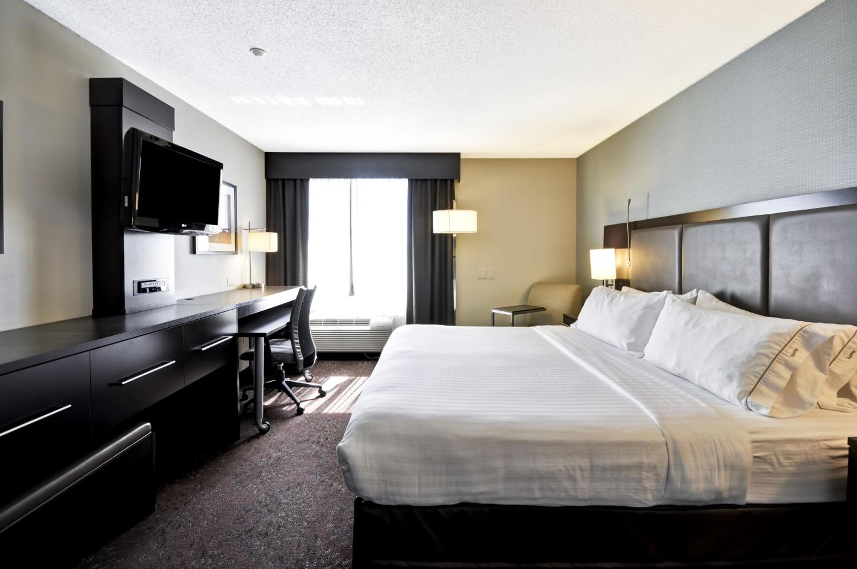 La Quinta Inn & Suites by Wyndham Detroit Metro Airport