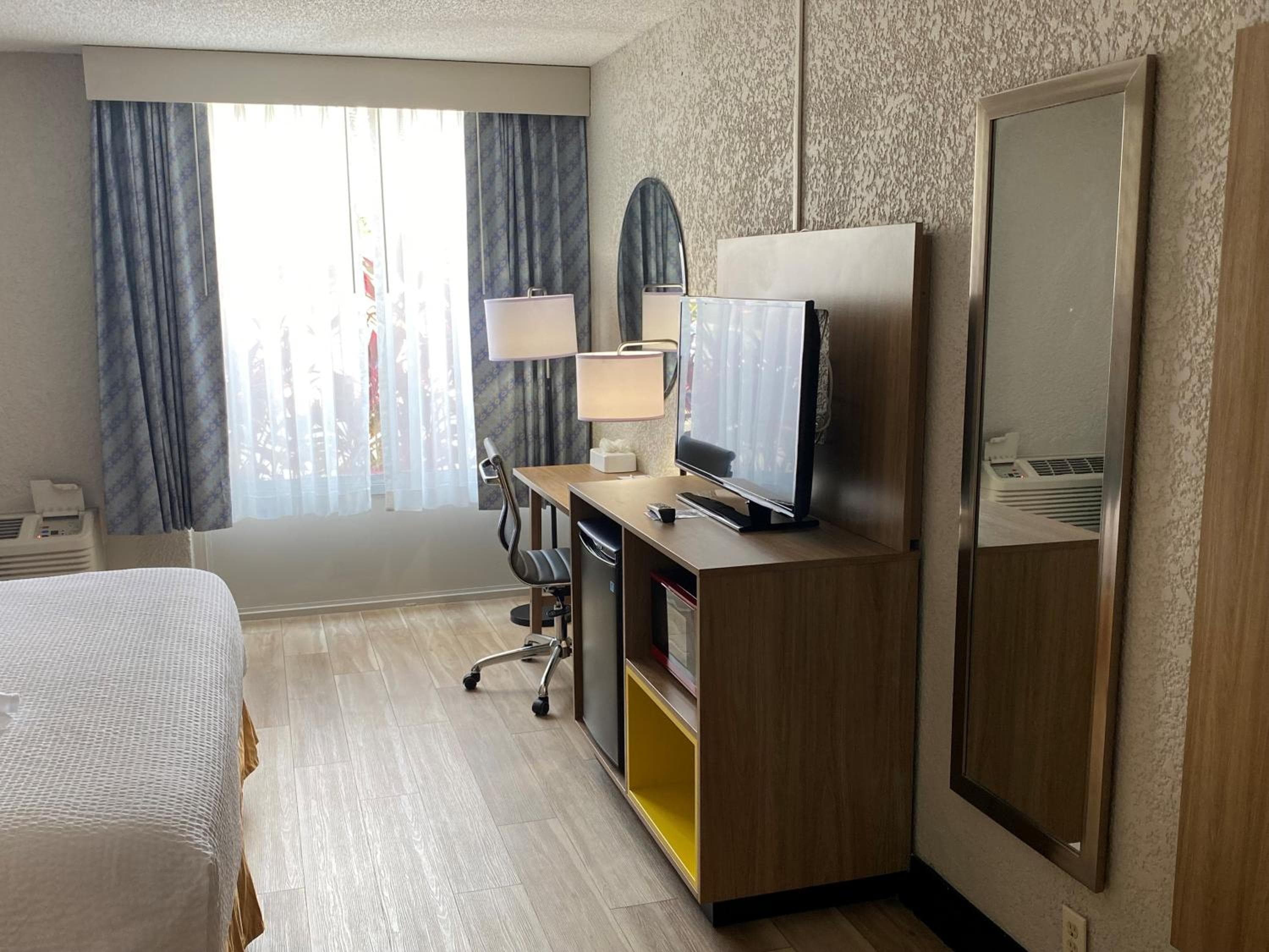 Days Inn & Suites by Wyndham Fort Pierce Midtown