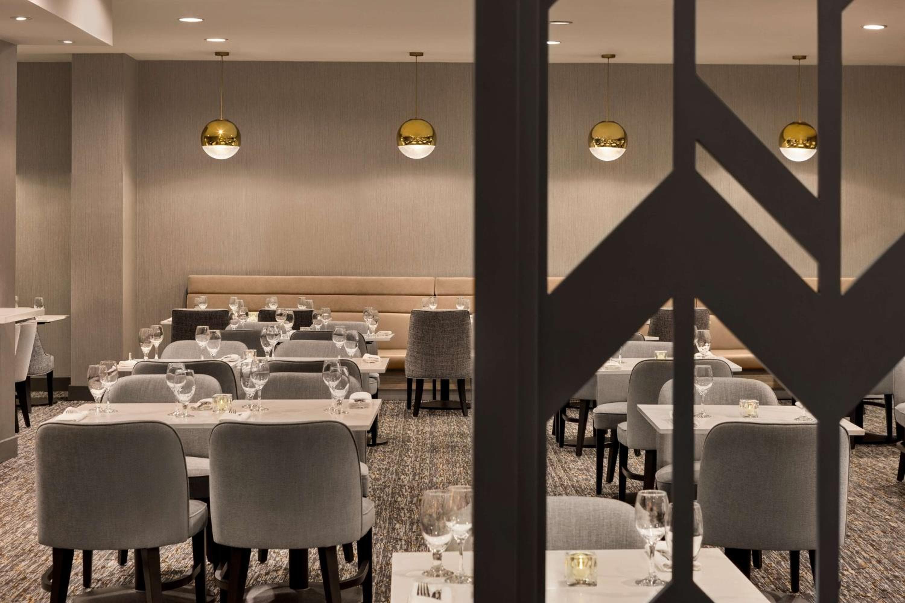 DoubleTree by Hilton Pointe Claire Montreal Airport West